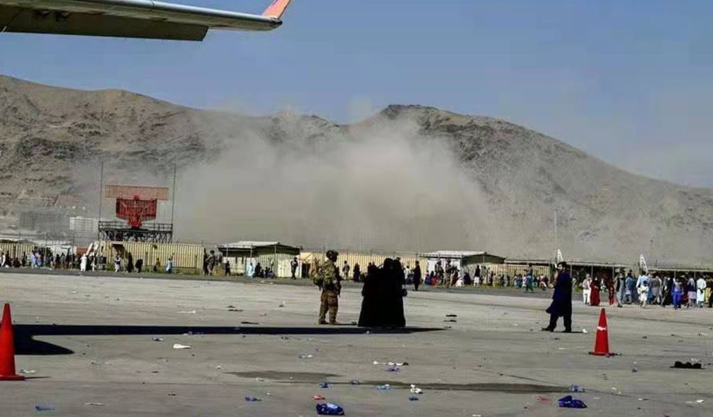 Ein Handyfoto zeigt Rauch, der in der Nähe des Explosionsortes am Kabuler Flughafen aufsteigt