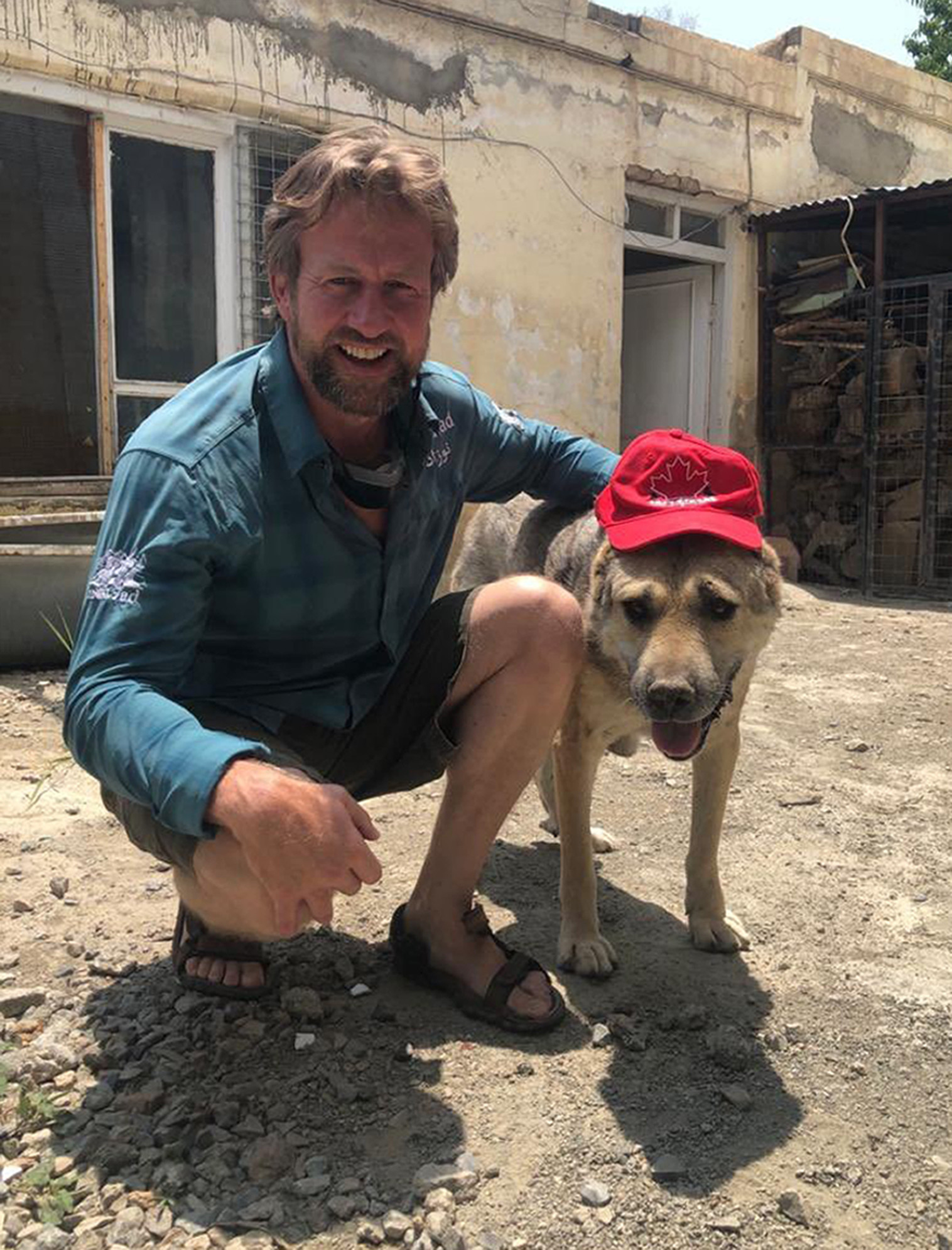 Paul Farthing, Gründer der Wohltätigkeitsorganisation „Nowzad Dogs” mit Hund.