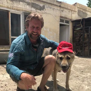 Paul Farthing, Gründer der Wohltätigkeitsorganisation „Nowzad Dogs” mit Hund.