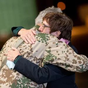 Annegret Kramp-Karrenbauer (CDU), Verteidigungsministerin, umarmt Jens Arlt, Brigadegeneral der Bundeswehr, nach einem Statement der beiden auf dem niedersächsischen Stützpunkt Wunstorf.