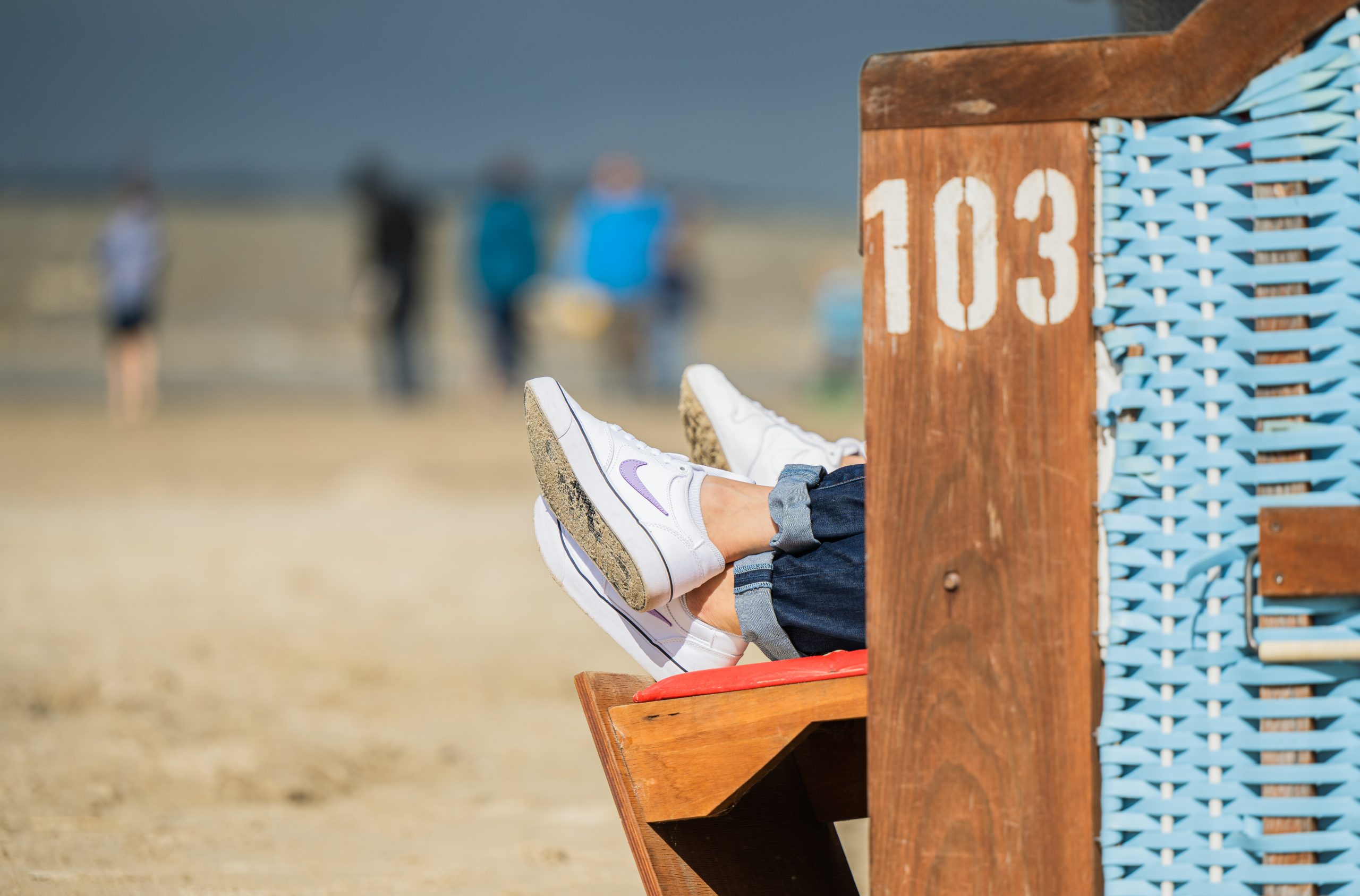 Zwei Personen sitzen am Strand von Dangast in einem Strandkorb. (Symbolbild)