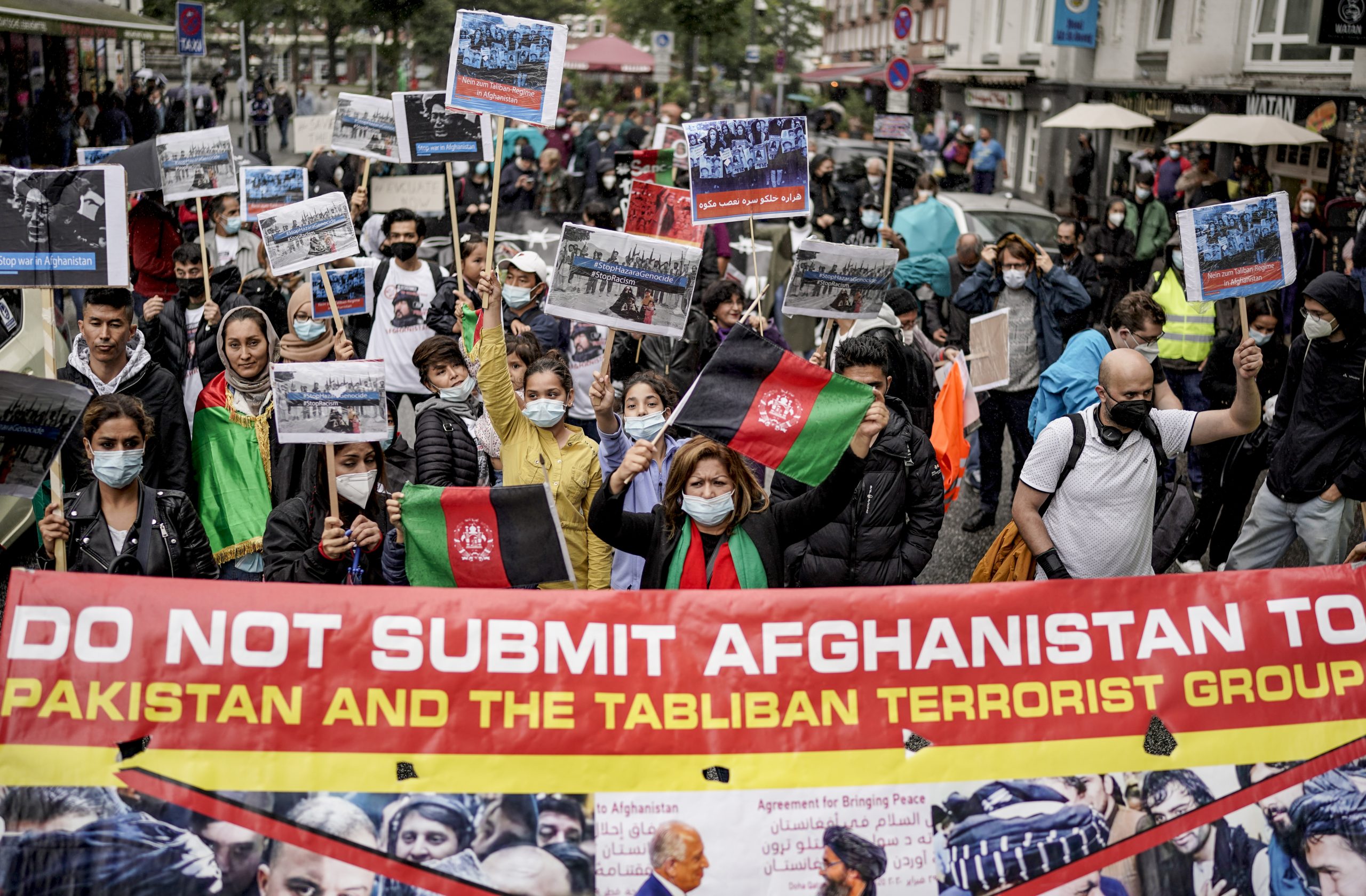 Teilnehmer einer Afghanistan-Solidaritäts-Demonstration im Hamburger Stadtteil St. Georg tragen ein Banner vor sich her.