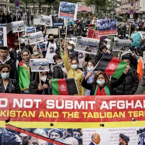 Teilnehmer einer Afghanistan-Solidaritäts-Demonstration im Hamburger Stadtteil St. Georg tragen ein Banner vor sich her.