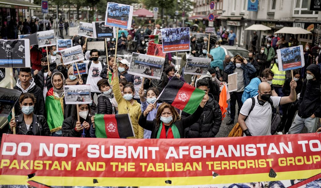 Teilnehmer einer Afghanistan-Solidaritäts-Demonstration im Hamburger Stadtteil St. Georg tragen ein Banner vor sich her.