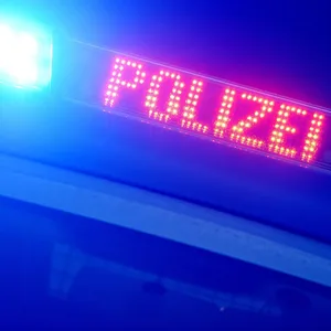 Jugendlicher attackiert Frau mit Stichflammen – Polizei sucht Zeugen