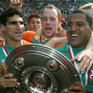 Paul Stalteri (v. l.), Fabian Ernst und Ailton bejubeln Werders Meisterschaft 2004.