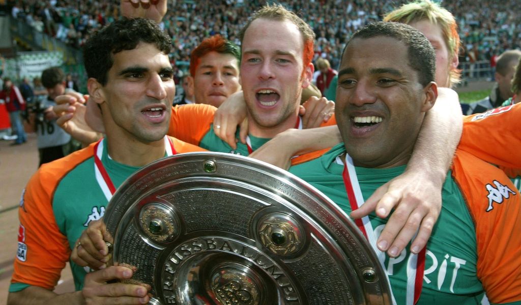 Paul Stalteri (v. l.), Fabian Ernst und Ailton bejubeln Werders Meisterschaft 2004.
