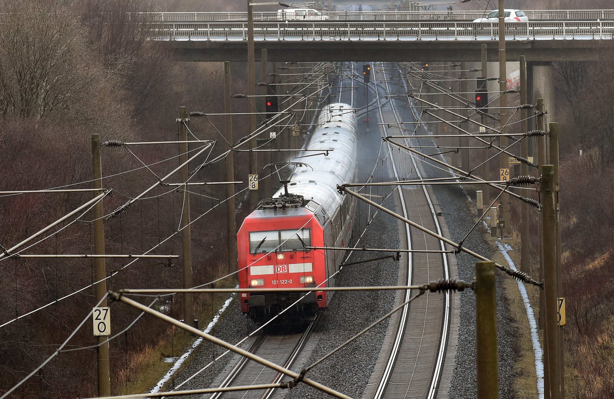 Ein Intercity befährt eine Bahnstrecke