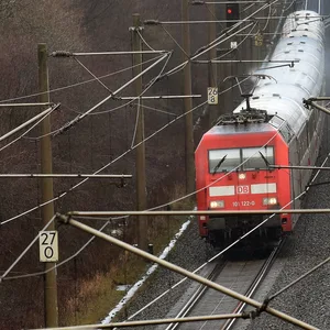 Ein Intercity befährt eine Bahnstrecke
