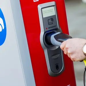 In Hamburg gibt es zur Zeit 1135 öffentliche Ladesäulen. Die müssen sich mehr als 48.000 E- oder Hybridautos teilen.
