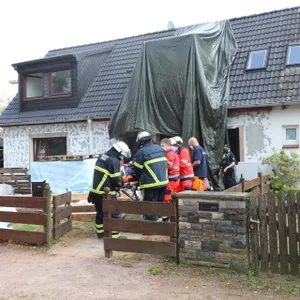 Feuerwehr und Sanitäter vor einem Haus