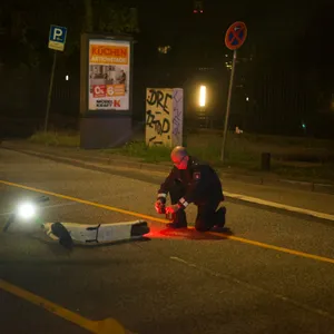 Ein Polizist macht ein Foto von dem E-Scooter des 22-Jährigen.