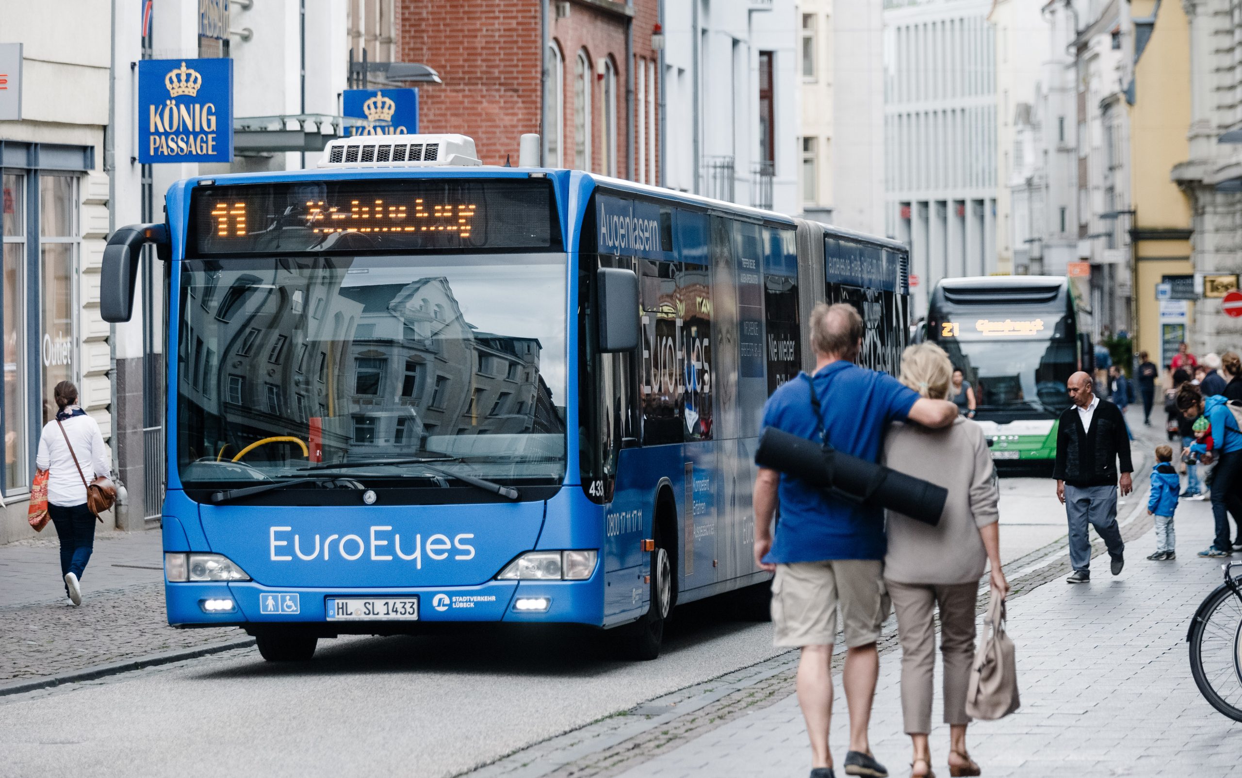 Busse fahren in Lübeck durchs Stadtzentrum