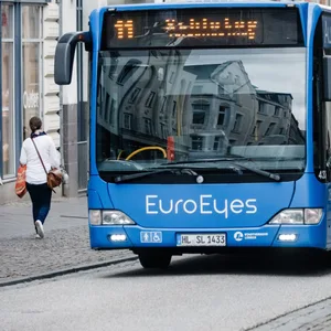 Busse fahren in Lübeck durchs Stadtzentrum