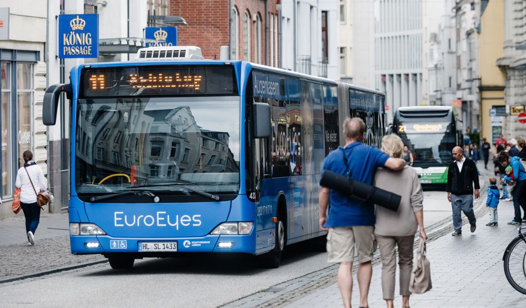 Busse fahren in Lübeck durchs Stadtzentrum