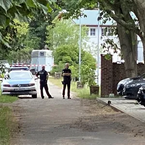Juni 2020: Polizisten sperren die Zufahrt zum Reiterhof in Quickborn ab.