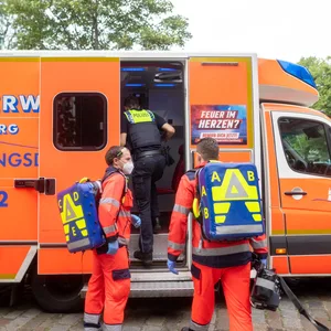 Sanitäter und Polizisten