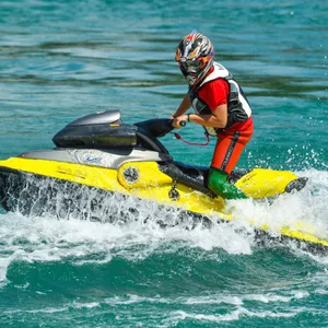 Mann auf Jetski