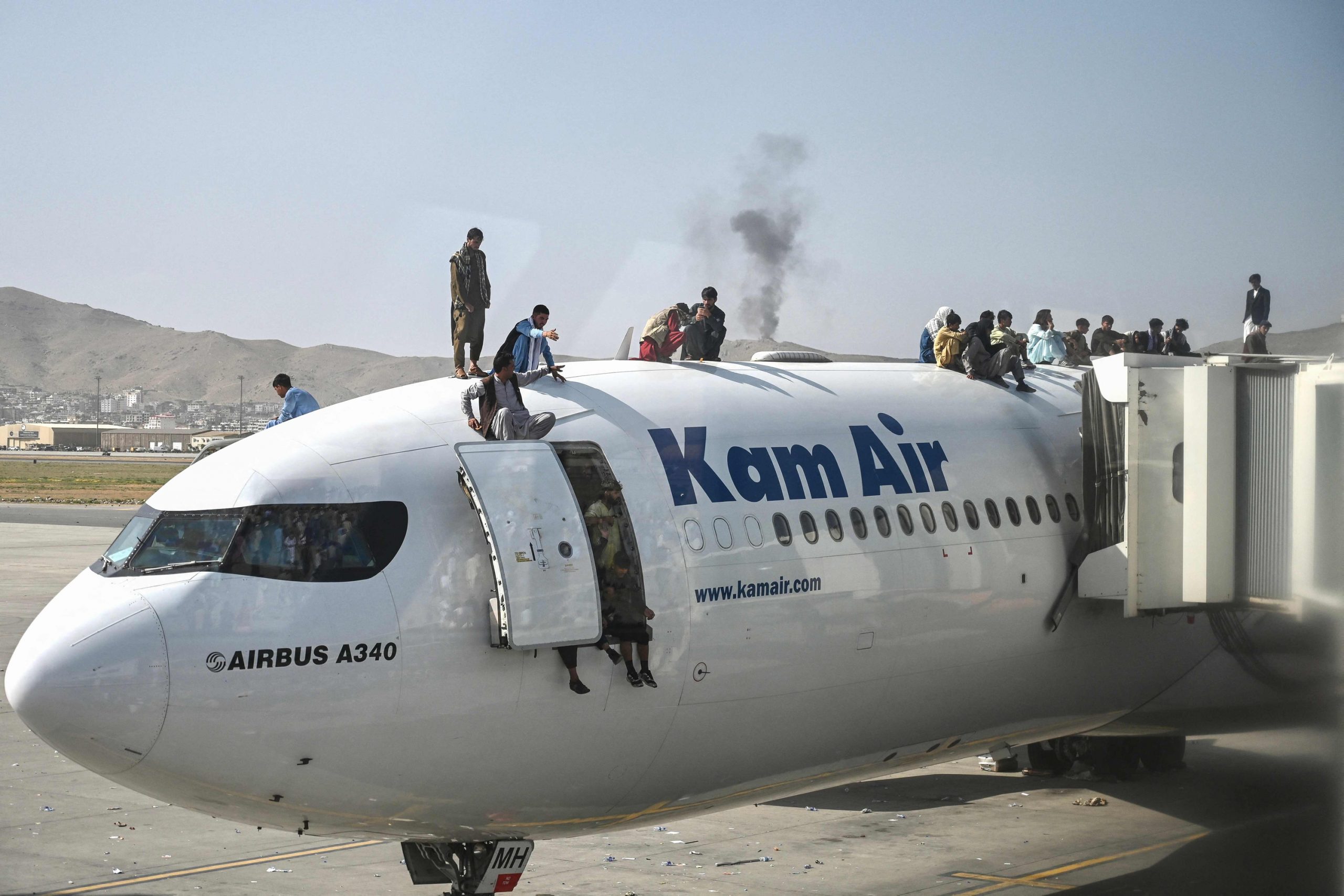 Verzweifelte Afghanen versuchen irgendwie, einen Platz in Evakuierungsflugzeugen zu bekommen.