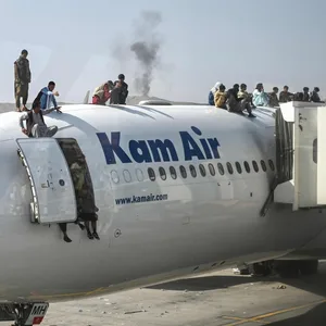 Verzweifelte Afghanen versuchen irgendwie, einen Platz in Evakuierungsflugzeugen zu bekommen.