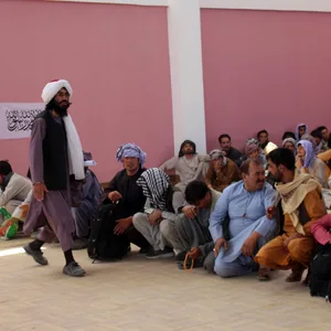 Ghazni südwestlich von Kabul: Ein Taliban-Kämpfer bewacht afghanische Sicherheitskräfte, die sich ergeben haben.