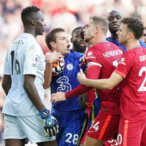 An der Anfield Road ging es hoch her: Hier streiten sich Liverpool-Kapitän Jordan Henderson mit Chelsea-Haudegen Cesar Azpilicueta.