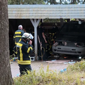 Mann unter Auto eingeklemmt