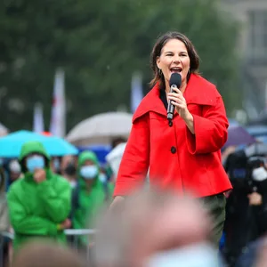 Grünen-Kanzlerkandidatin Annalena Baerbock am Mittwochabend am Hamburger Jungfernstieg.