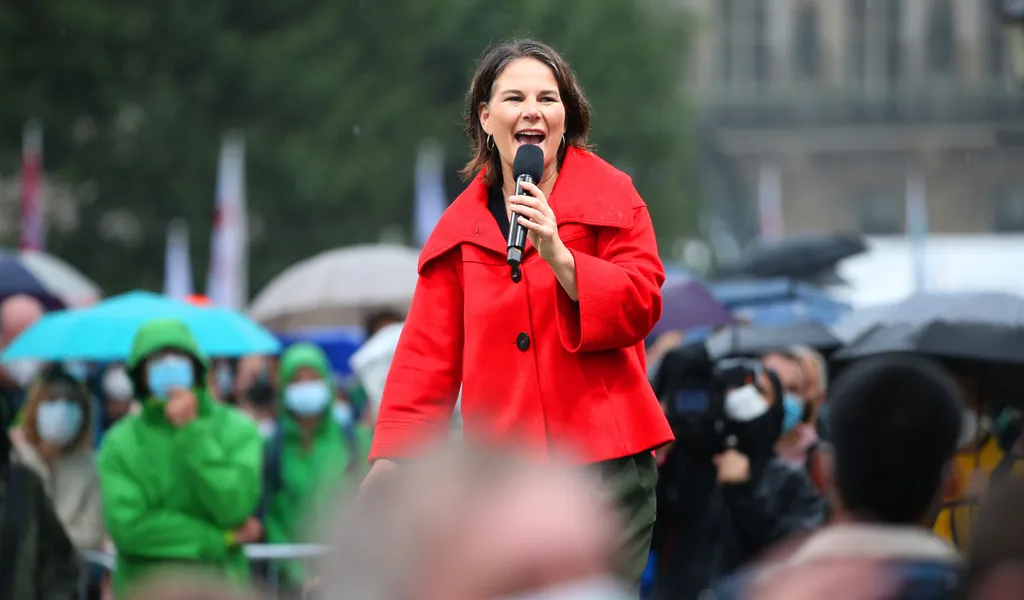 Grünen-Kanzlerkandidatin Annalena Baerbock am Mittwochabend am Hamburger Jungfernstieg.