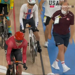 Casper Jørgensen (r.) stand plötzlich dem US-Bahnradler Gavin Hoover (3. v. r.) im Weg.