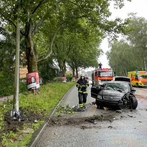 Der 19-jährige Fahrer musste einen Alkoholtest machen - seine Beifahrerin kam in eine Kinderklinik.