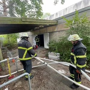 Den Brand in der Turnhalle hatten Feuerwehrmänner rasch unter Kontrolle.