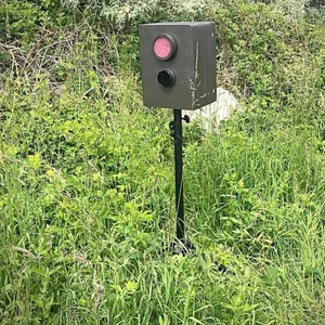Da steht das Ding! Die Ostseefjord Schlei GmbH hat einen Fake-Blitzer für Fahrradraser aufgestellt.