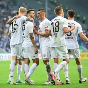 St. Paulis Spieler Spieler bejubeln ihr Tor im DFB-Pokal