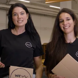 Zwei junge Frauen vom Verein Weciety