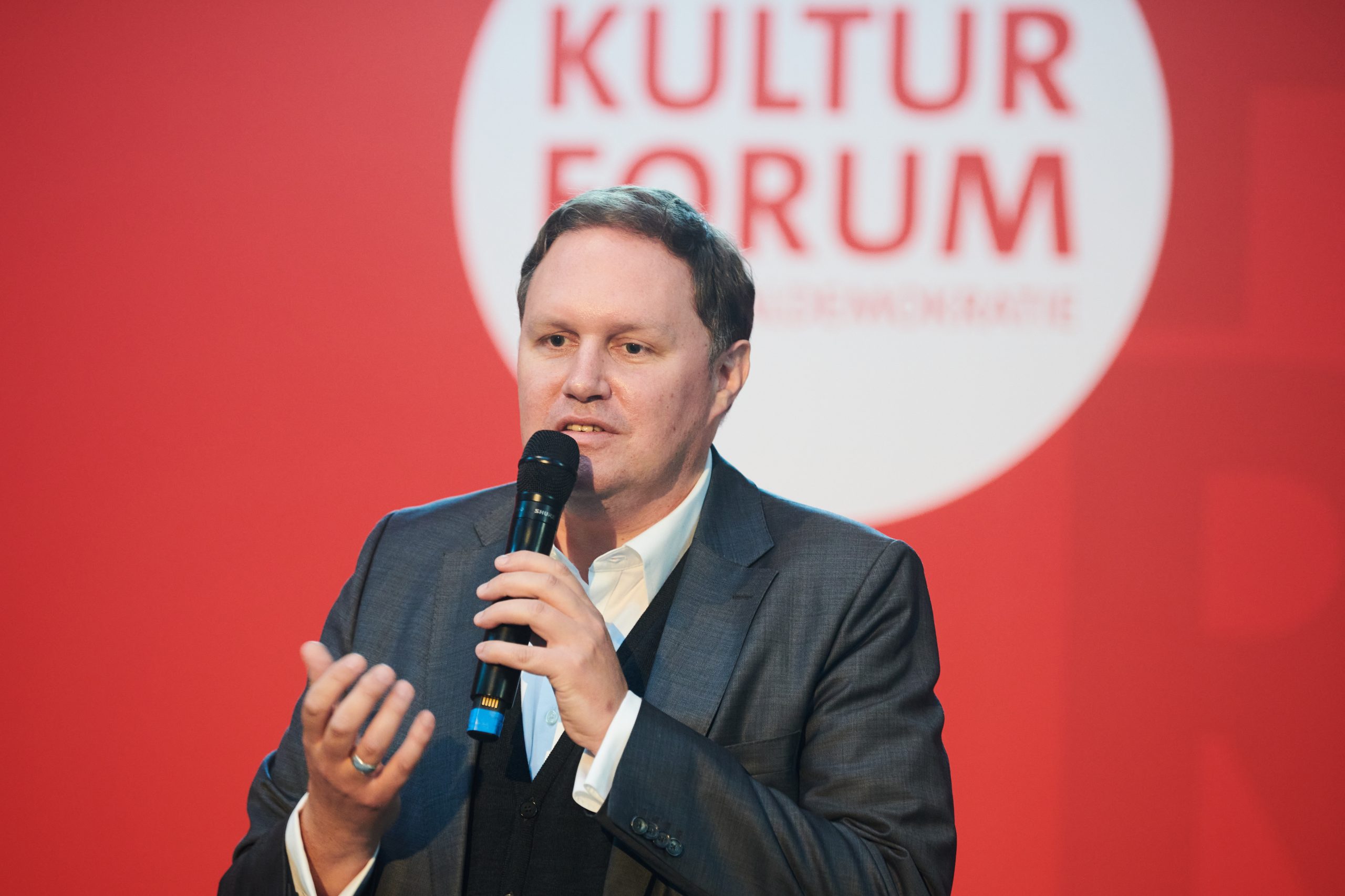 Hamburgs Kultursenator Carsten Brosda (SPD) bei einer Podiumsdiskussion im August 2021.