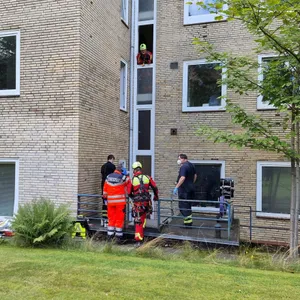 Einsatzkräfte am Wohnhaus in Hamburg-Winterhude.