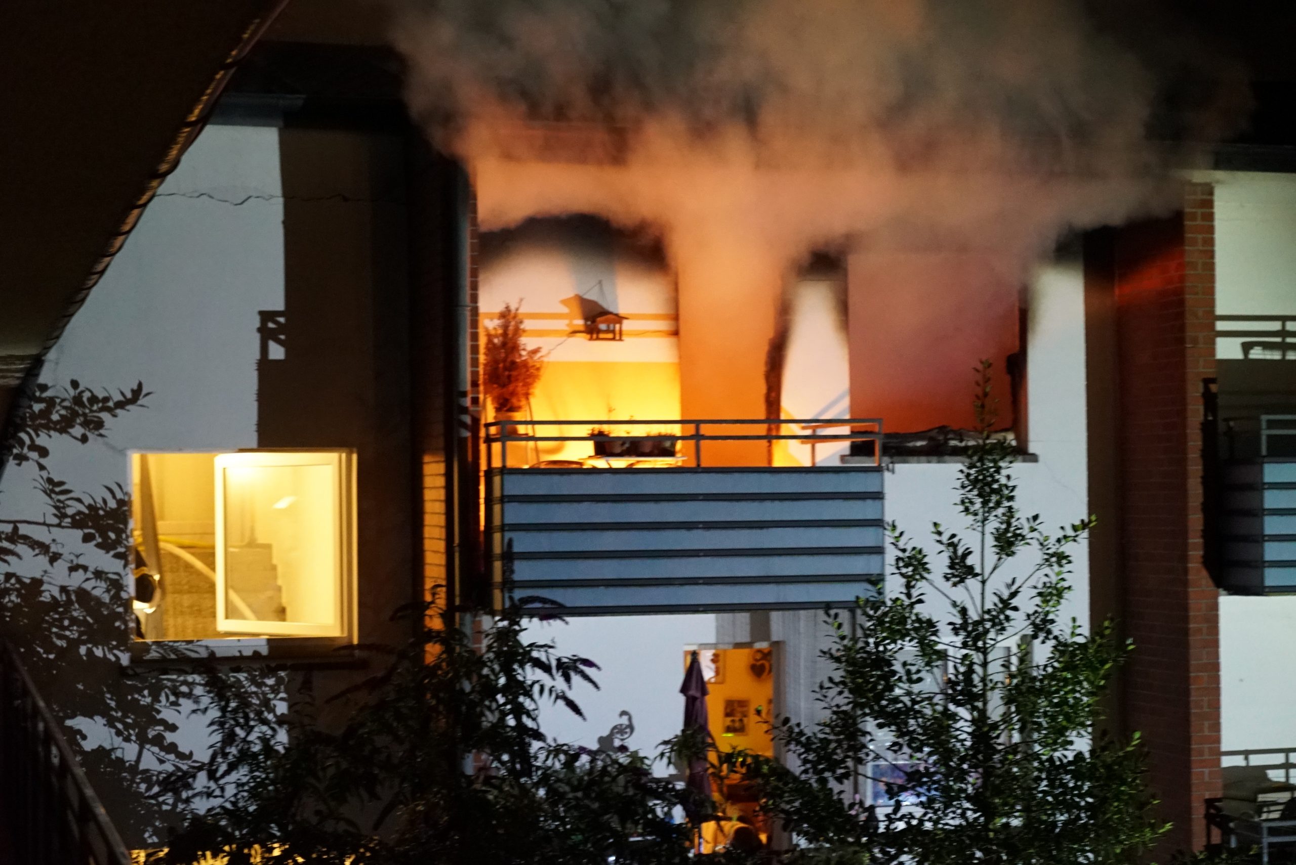 Flammen schlagen aus einer Wohnung der Seniorenanlage in Jenfeld.