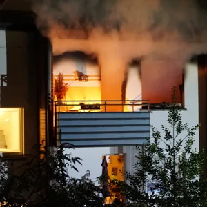 Flammen schlagen aus einer Wohnung der Seniorenanlage in Jenfeld.