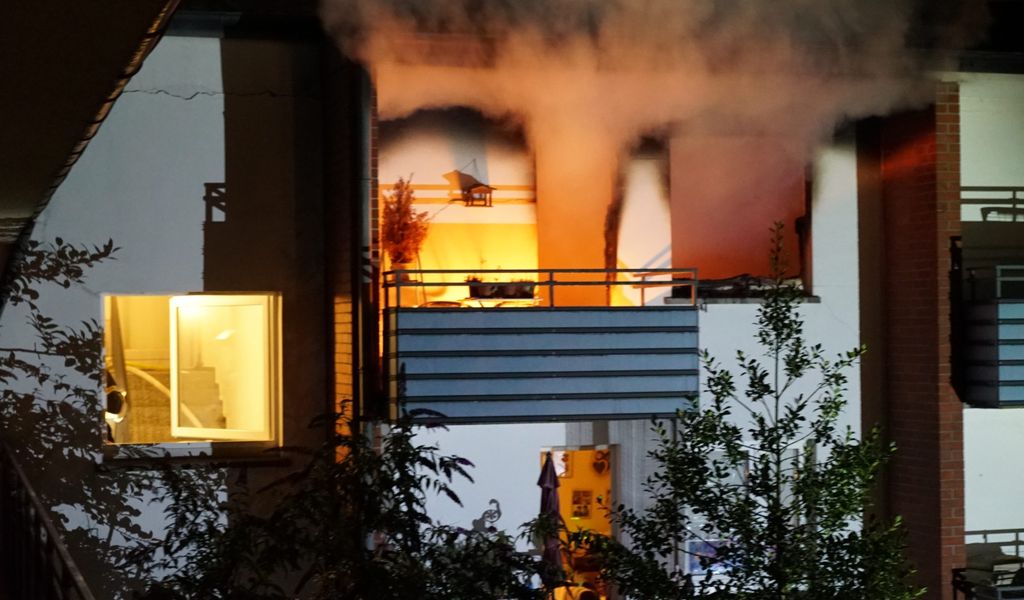 Flammen schlagen aus einer Wohnung der Seniorenanlage in Jenfeld.