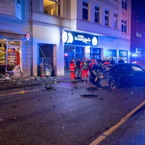 Trümmer liegen auf der Straße