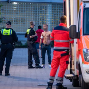 Ein an der Auseinandersetzung beteiligter Mann im Gespräch mit der Polizei.