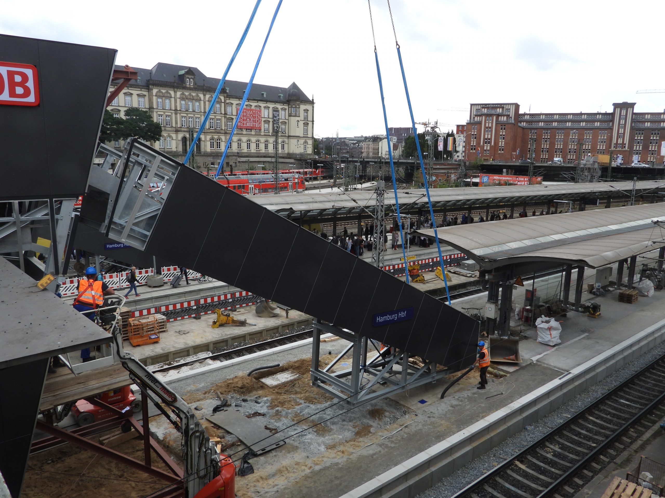 Am Samstagvormittag wurde die neue Treppe für den Hamburger Hauptbahnhof an Bahnsteig 13/14 montiert.