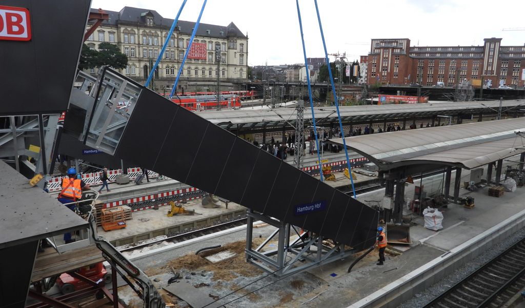 Am Samstagvormittag wurde die neue Treppe für den Hamburger Hauptbahnhof an Bahnsteig 13/14 montiert.