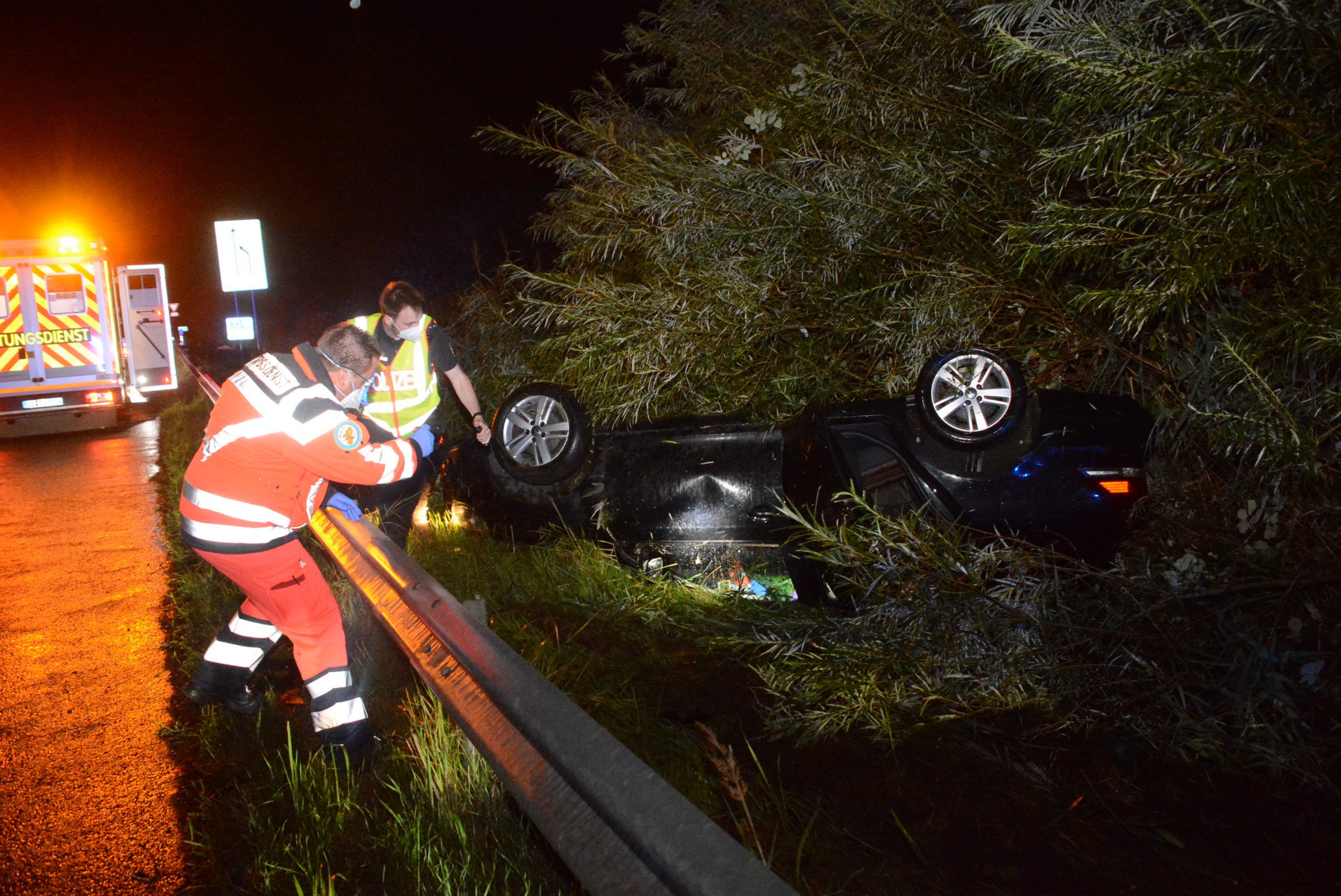 Rettungskräfte am Unfallort an der A24 in Oststeinbek