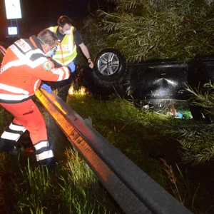 Rettungskräfte am Unfallort an der A24 in Oststeinbek