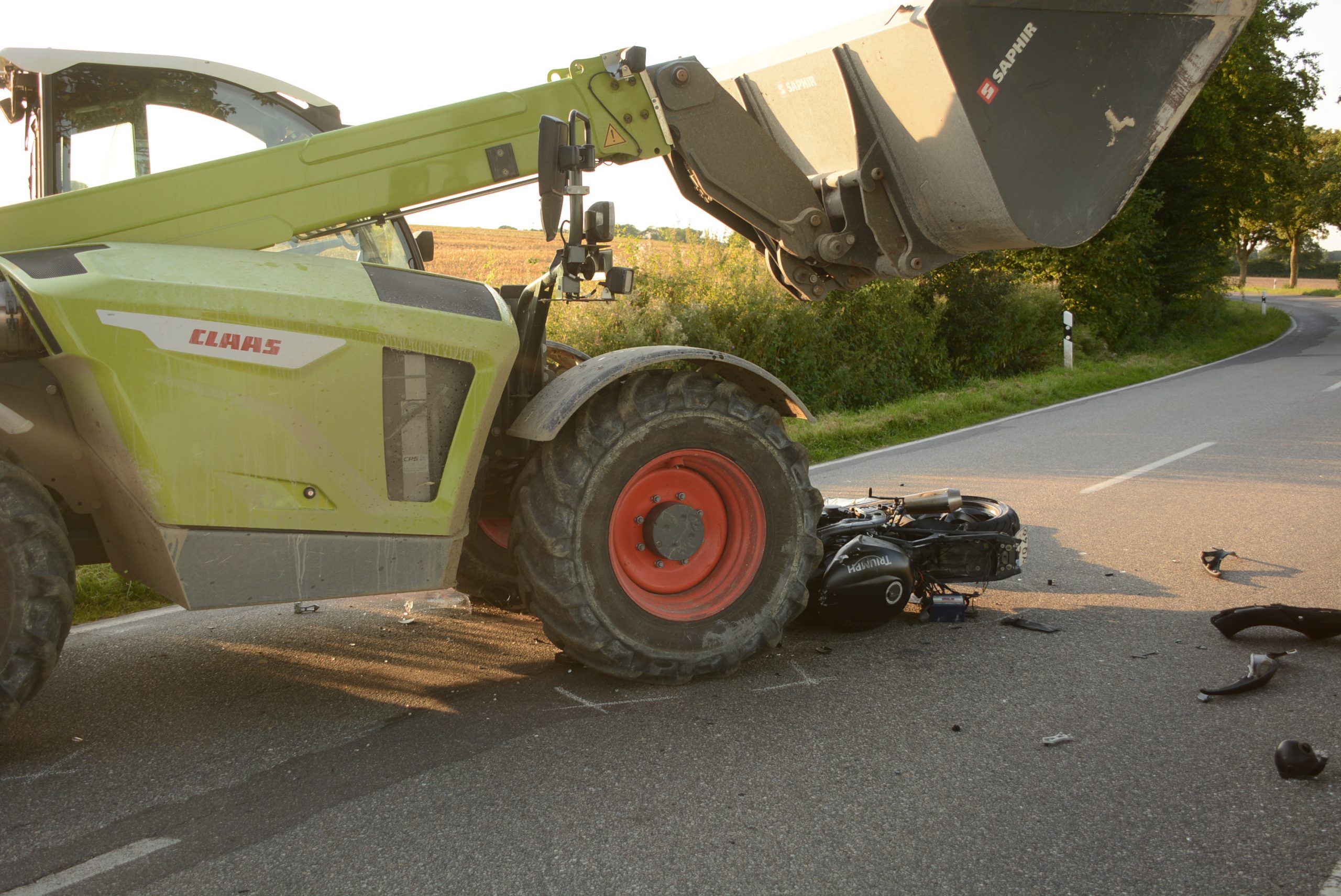 Am Dienstag ist ein Motorradfahrer im Kreis Stormarn mit einem Traktor zusammengestoßen und tödlich verunglückt.