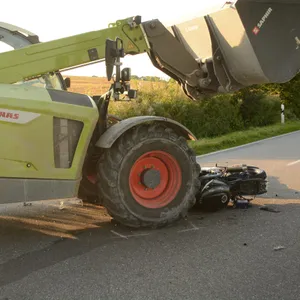 Am Dienstag ist ein Motorradfahrer im Kreis Stormarn mit einem Traktor zusammengestoßen und tödlich verunglückt.