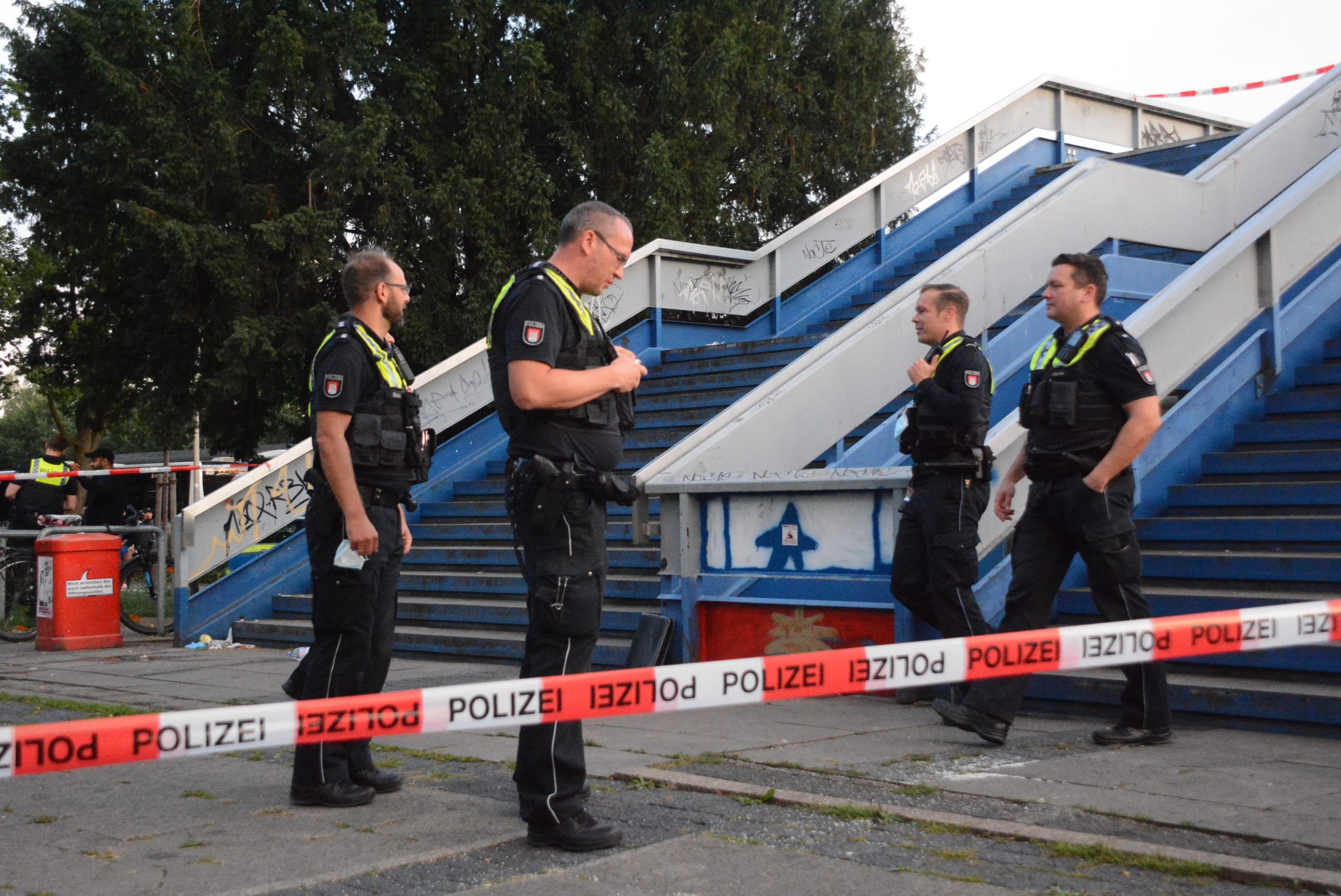 Flatterband der Polizei sperrt den Tatort an einer Treppe ab