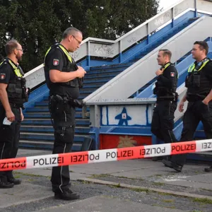 Flatterband der Polizei sperrt den Tatort an einer Treppe ab